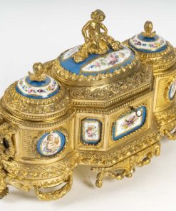 Un important coffret à bijoux en bronze doré et porcelaine, fin XIXè siècle
