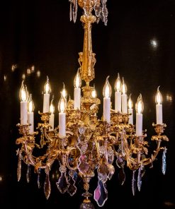 Victor Raulin (1867-1925) et Baccarat Lustre aux Amours en bronze ciselé et doré de style Louis XV
